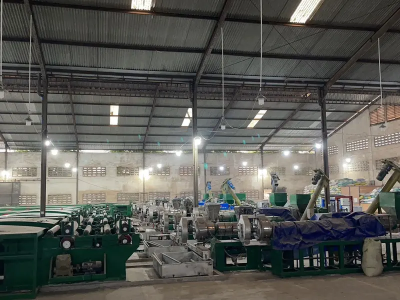 Barisan mesin ekstruder produksi benang HDPE di pabrik YO TERPAL NUSANTARA RAYA