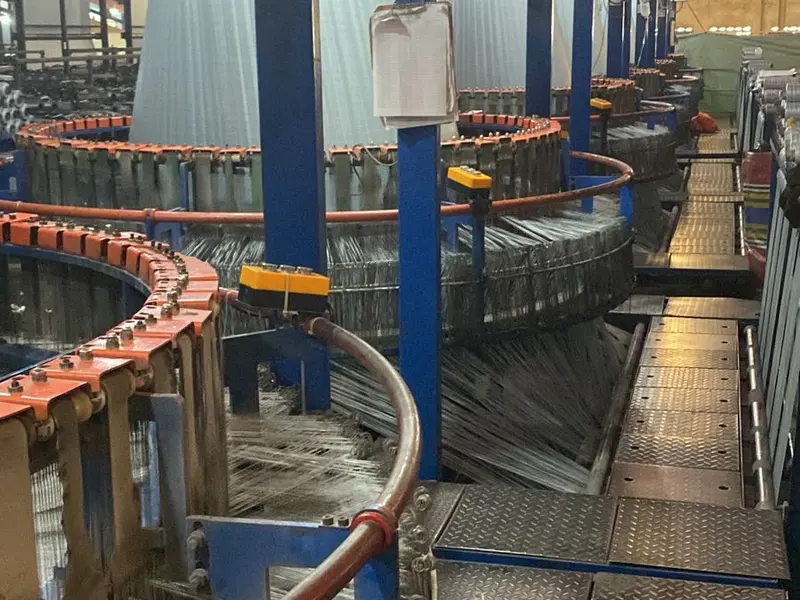 Mesin loom sirkular menenun jaring HDPE di pabrik YO TERPAL NUSANTARA RAYA